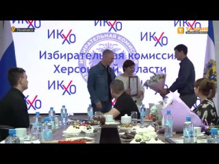 Владимир Сальдо наградил сотрудников ЦИК Херсонской области почетными грамотами, подписанными Президентом России