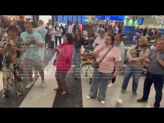 Бунт устроили российские туристы в аэропорту Дубая, которые не могут вылететь из страны уже третьи суткиРоссияне скандируют Д