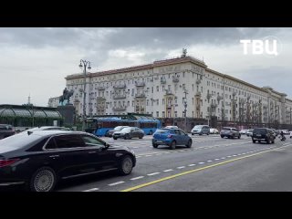 🟡 В центре Москвы появилась временная дорожная разметка к предстоящему Параду Победы

Её нанесли на Тверской улице от Пушкинской