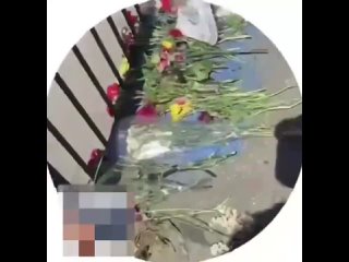 Einige Leute in Odessa hatten Mut, durch die Polizeisperrungen die Blumen an Gewerkschaftshaus am 2. Mai zu bringen