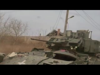 🇷🇺 ️🇺🇦🇺🇲🇪🇺Otro vehículo blindado Bradley estadounidense fue capturado en el frente ruso Ucraniano. Los canales rusos difunden im