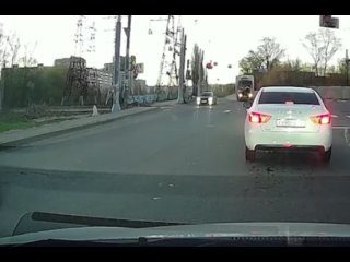 Что это вообще было? Автомобиль с человеком на капоте м