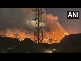 El vertedero de Ghazipur en Nueva Delhi lleva más de 12 horas ardiendo. Las montañas de residuos crecen aquí entre 10 y 15 metro