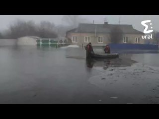 Челябинцы продолжают безмятежно наблюдать за паводком