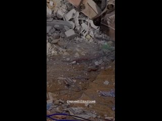 Buscando los cuerpos de los mrtires bajo los escombros de una casa en Rafah tras ser bombardeada por aviones de ocupacin