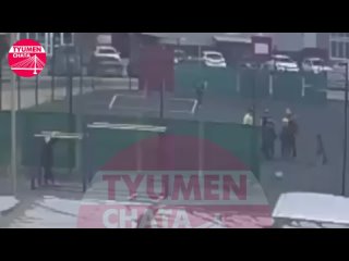 Футбольные ворота упали на ребёнка в Тюмени /