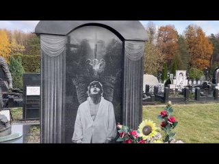 Букет роз на могиле Николая Караченцова в день памяти _ Троекуровское кладбище