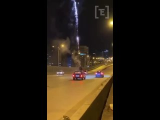 Прошлой ночью молодые люди решили запустить фейерверк прямо на Московском мосту.