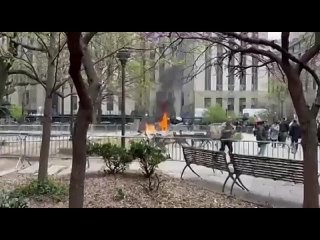 Мушкарац се запалио испред зграде суда у коо се одржава суее Трампу