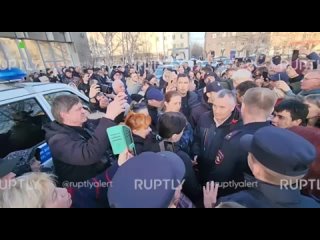 Жители Орска, пострадавшие от паводка, вышли на митинг перед зданием администрации города