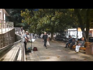 Прямо сейчас в Лазаревском   Александр проводит первый музыкальный вечер у Пятерочки на перекрестке улиц Победы и... (видео)