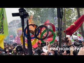 Paris, lors de la manifestation du 1er mai, des  anneaux olympiques  ont t brls en signe de protestation