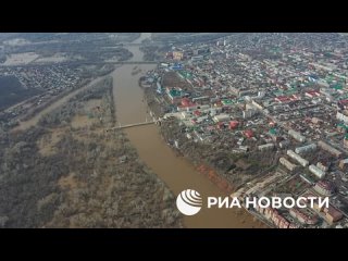 Вода вплотную подошла к многоэтажкам в Ленинском районе Оренбурга. Видео РИА Новости с места событий, снятое с дрона