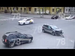 Кировском районе Санкт-Петербурга водитель кроссовера не пропустил карету скорой помощи, в результате чего та опрокинулась.