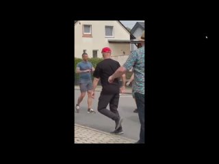 💥Sandhausen (BaWü): Bürger jagen angeblichen „Nazi“ durch die Straßen❗