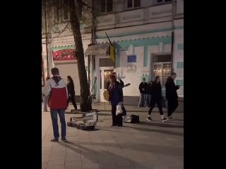 На кадрах видео, возмущение рогулихи у которой два года сын на войне воюет за никому не нужный «украинский мир» 
Ей не нравится