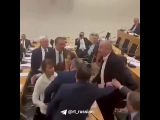 Este es el parlamento georgiano. Guram Macharashvili acusa a Khatia Dekanoidze de vender su pas junto con Saakashvili para un p