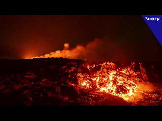 В Исландии одновременно засняли извержение вулкана и северное сияние