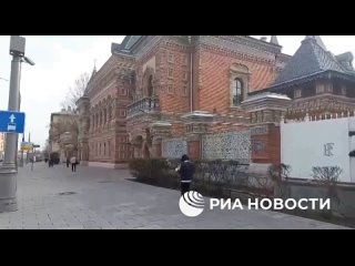 На ограде посольства Франции в Москве неизвестные нарисовали черепа и кости на черном фоне, передает корреспондент РИА Новости