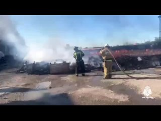 В Крыму сотрудники МЧС России ликвидируют пожар