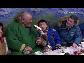 Семье оленеводов позвонили Путин и Лукашенко, чтобы поздравить с золотой свадьбой