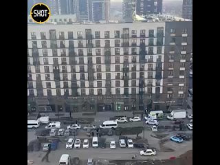 Одного из убийц беззащитных зрителей в Крокусе привезли к квартире в Красногорске, которую террористы снимали перед терактом.