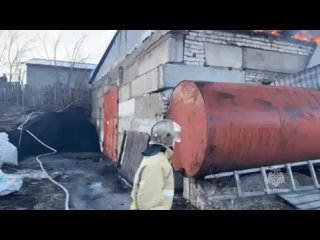 Огнеборцы МЧС России спасли спецтехнику на пожаре