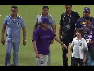 King Khan shining bright as he takes his victory lap after the fantastic KKR vs DC match! ️ - - @iamsrk @KKRiders @KKRUniverse -