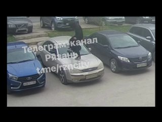 На улице Новоселов в Рязани мужчина разбил лобовое стекло припаркованного автомобиля