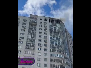 В Екатеринбурге загорелась квартира на последнем этаже многоэтажки  мужчина вылез из окна и ждет спасения на кондиционере, один