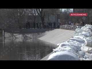 В Кургане вода пошла на спад, работа по укреплению дамбы на левом берегу города не прекращается. Сооружение круглосуточно патру