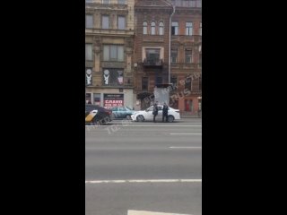С Невского проспекта в полицию увезли майора с монтировкой. Он разбил чужой автомобиль после ДТП.