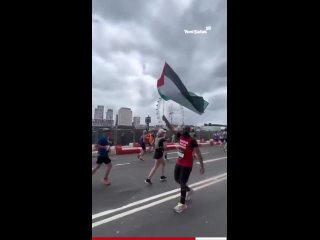 Бегуны на Лондонском марафоне с флагом Палестины
