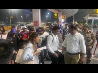 Shah Rukh Khan spotted at  Kolkata Airport  as he departed for Mumbai after KKRs Matchs