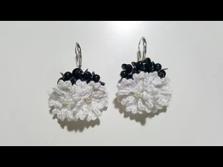 Aretes blanco y negro de flores tejidos a crochet_ bisutera a crochet_micro cro