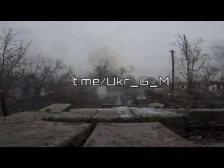 Украинский танк уничтожает дома мирных жителей