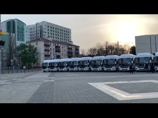 Мэр Крамнодара с утра прибыл на Главную городскую площадь и презентовал там новые автобусы для коммерческих перевозок