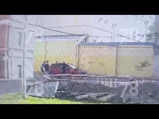 В  Петергофе автомобиль  сбил 16-летнего парня на электросамокате, который забыл спешиться, переезжая Петергофскую... (видео)