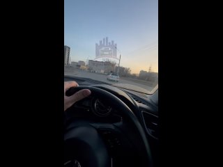 В Красноярске водитель перевозил своего пассажира на крыше автомобиля