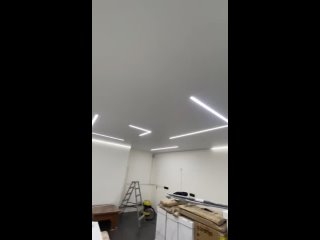 Потолок с парящим профилем и световыми линиями