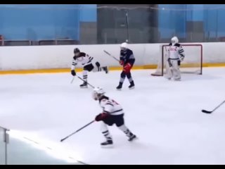 12-летний хоккеист сломал клюшку об голову соперника и устроил драку на льду