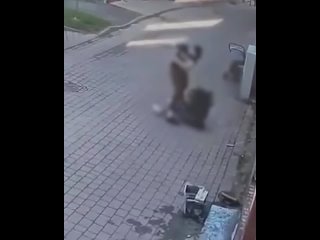 В Польше “мужчина“ напал на свою партнершу во время прогулки с ребенком