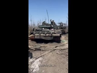 Выведенные из строя и брошенные на Донецком направлении танки Т-72Б3М и Т-72АВ украинских формирований