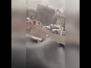 Бегает голышом по улице