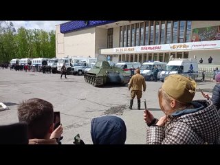 Жители Уфы пожаловались на повреждённый танком асфальт на репетиции парада. Власти уверяют, что с асфальтом всё в порядке, потом