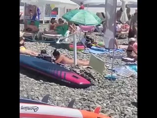 «Разве  принято  так загорать на пляже?»  Автор ролика возмущен поведением девушки, которая загорает на пляже в Сочи... (видео)