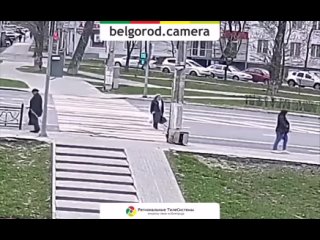 В Белгороде бабушка клюкой пыталась сбить камеру уличного наблюдения.