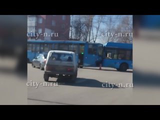 Битва синих: в Новокузнецке столкнулись трамвай и автобус