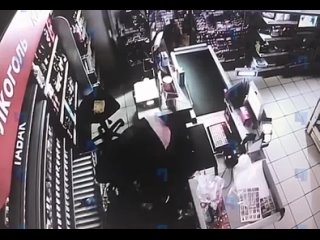 Двое в черном украли сигареты из магазина в Буграх