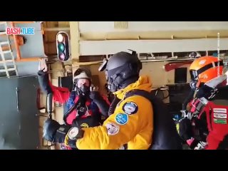 🇷🇺 На кадрах - первый в мире стратосферный прыжок россиян на Северный полюс